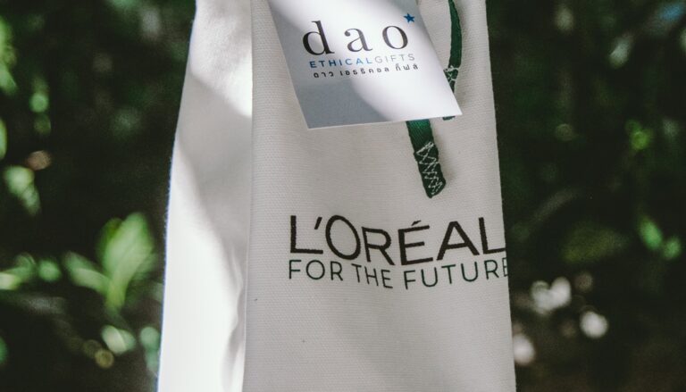 1050x600 dao ethical gift vanity bag l oreal 2